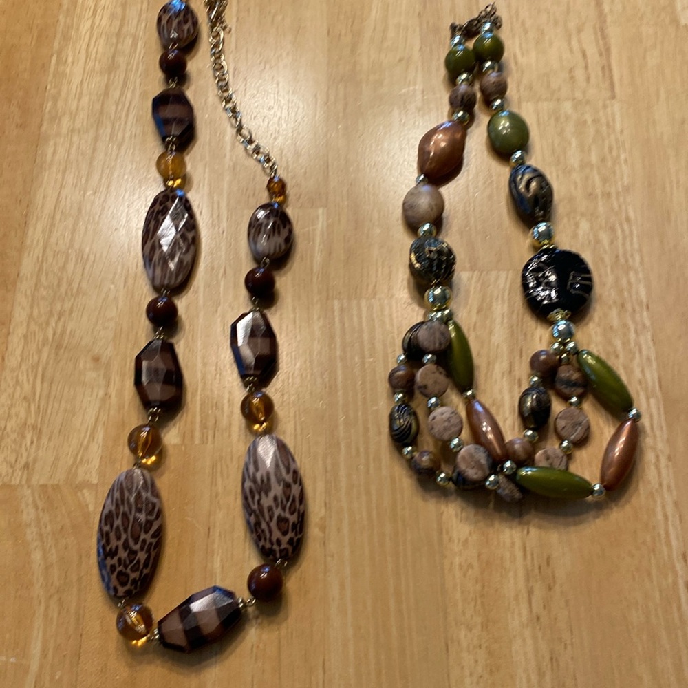 Beautiful necklaces do not know the brand